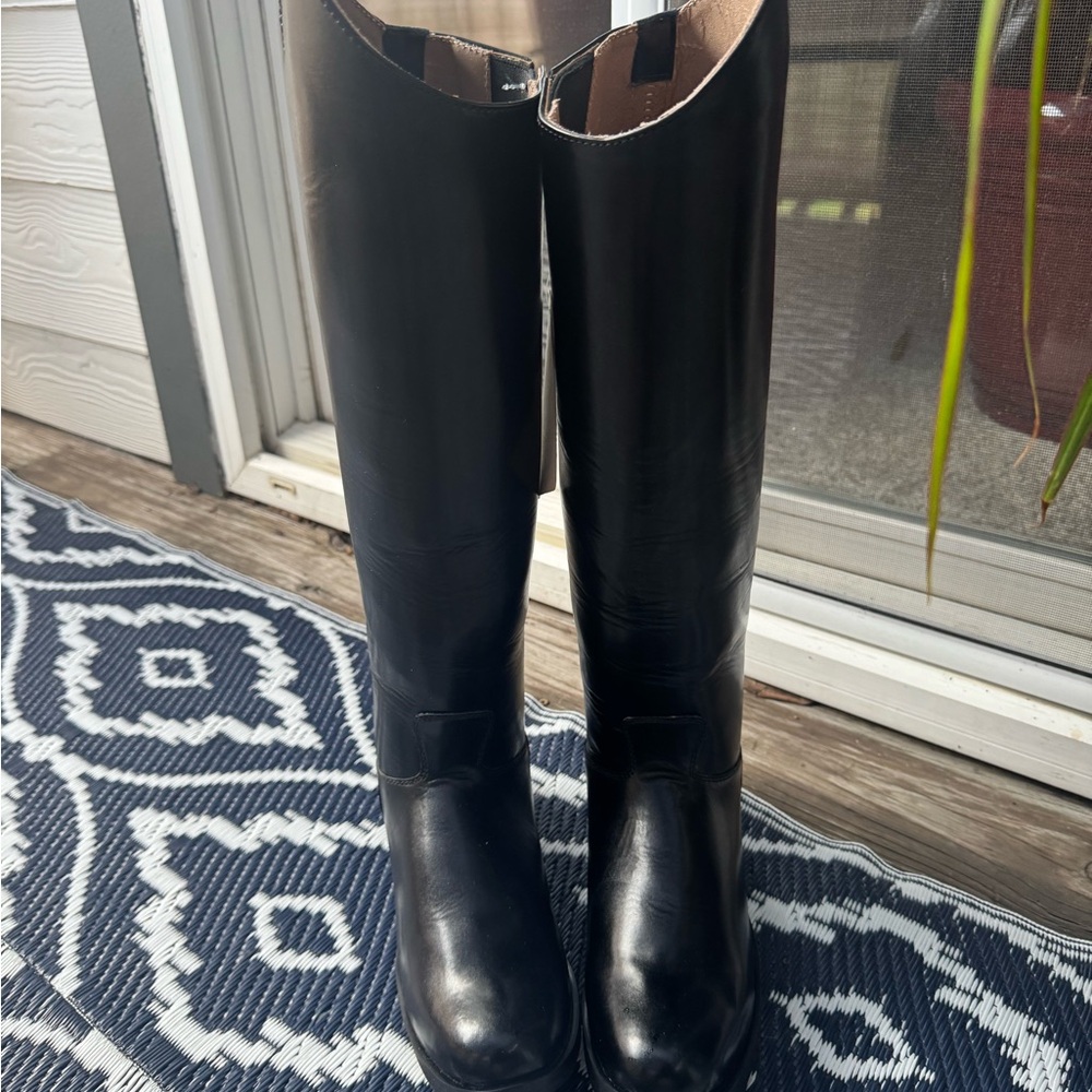 Elegant Black Heeled Boots